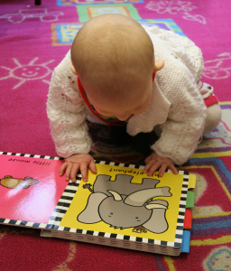 Bébé lecteur © Nickelbabe / Pixabay
