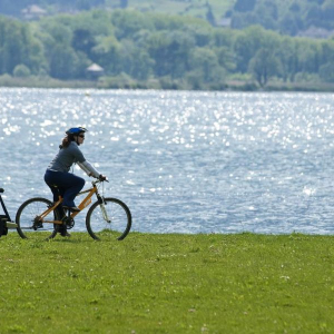 Biking along the Lac du Bourget in Savoie © RA Tourisme/C. Martelet
