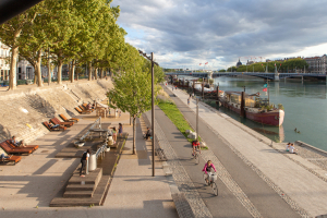 Berges du Rh&ocirc;ne avec enfants et cyclistes