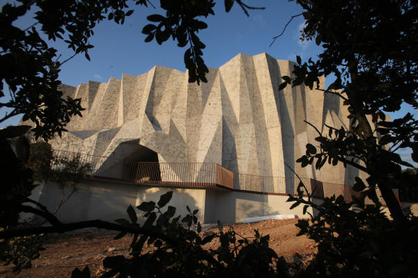 La-Caverne-du-Pont-d'Arc-@-Fabre-Speller-Architectes-Atelier-3A---F.-Neau---Sce¦Çne---Sycpa---photo-Patrick-Aventurier