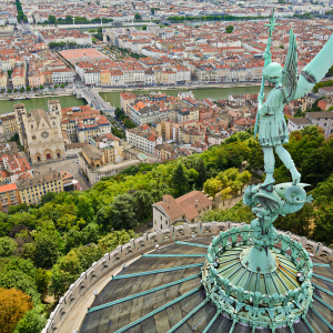 Statue de Saint-Michel sur la basilique de Fourvière et vue sur le Vieux-Lyon © Gaël Fontaine