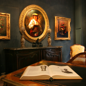 Antiques Auguste Comte street © Marie Perrin
