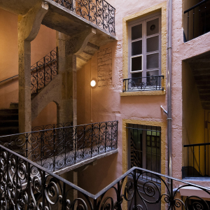 www.b-rob.com - Traboule 12 rue Fernand Rey