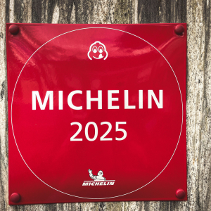 Une plaque Bib Gourmand 2025 ©Photo de Jametlene Reskp sur Unsplash