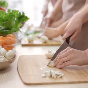 Cooking lesson © AfricaStudio / Shutterstock 615897914