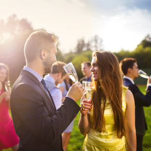 Wedding guests in a park © Halfpoint/Shutterstock.com